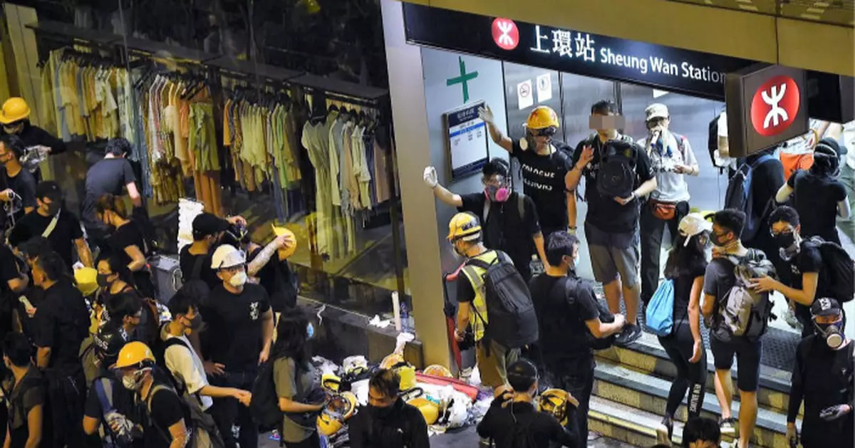 上環示威者陸續離開 離開時換黑衣穿其他顏色衣服