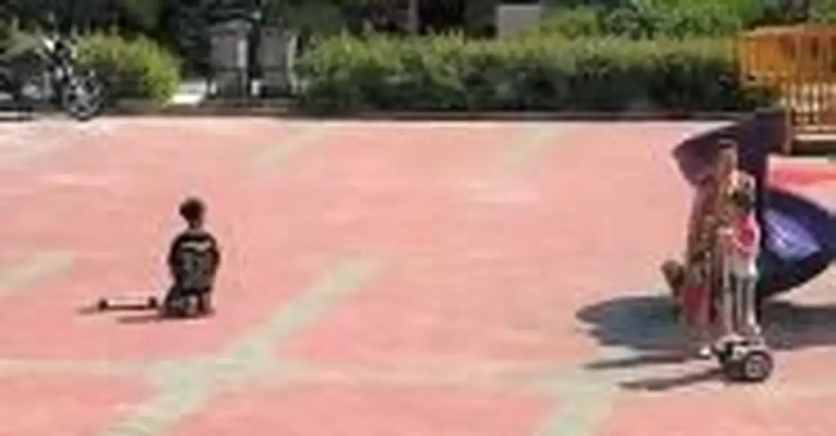 兩個孩子打鬧一方家長讓別人家孩子跪下 網友炸了