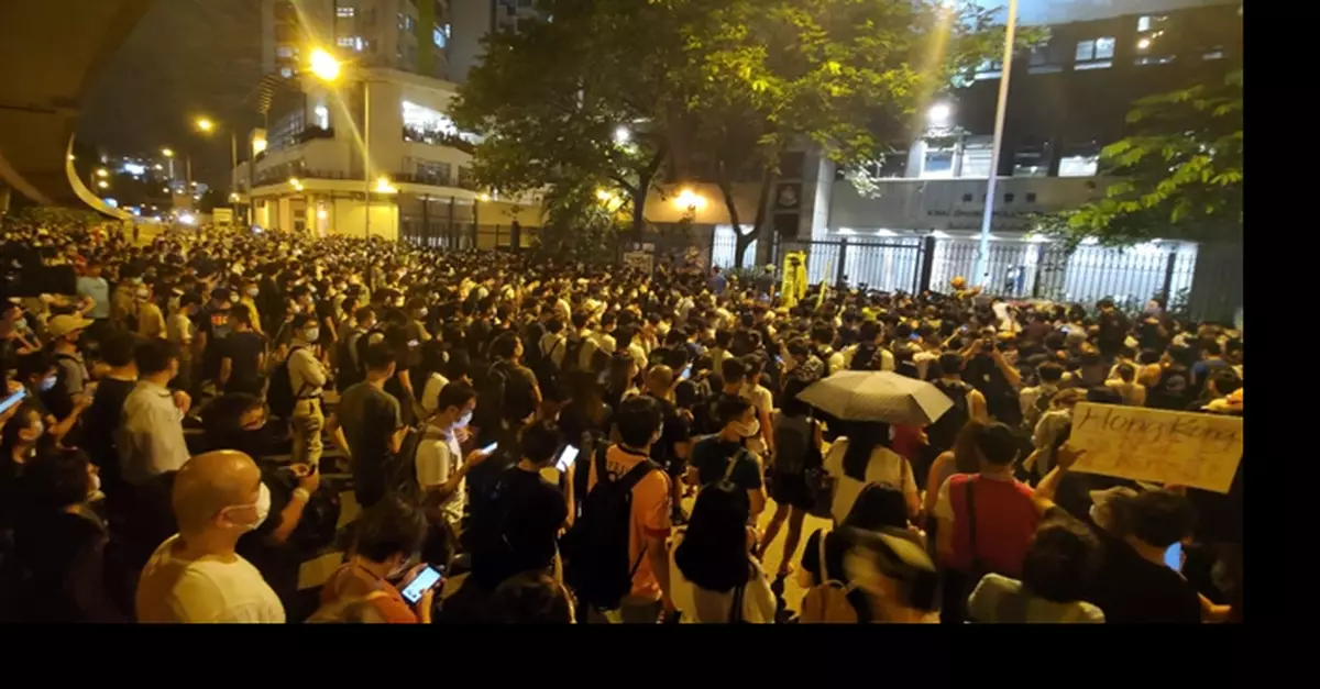 示威者佔據葵涌道爆衝突 多條巴士路綫改道