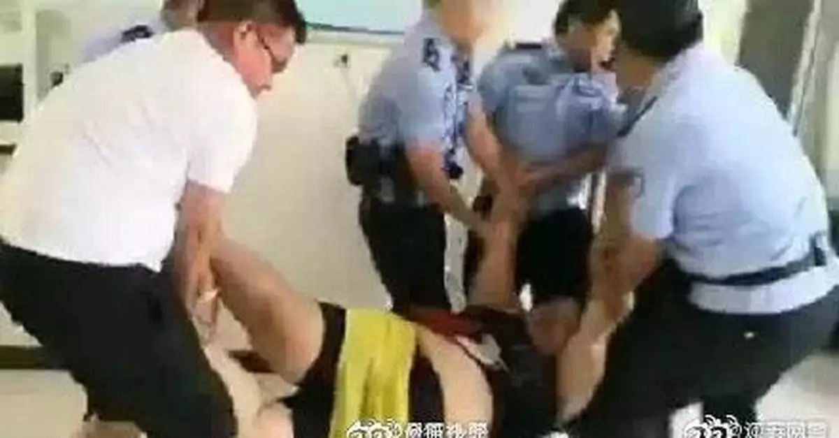 女主播為漲粉強吻七旬老大爺：因尋釁滋事被拘