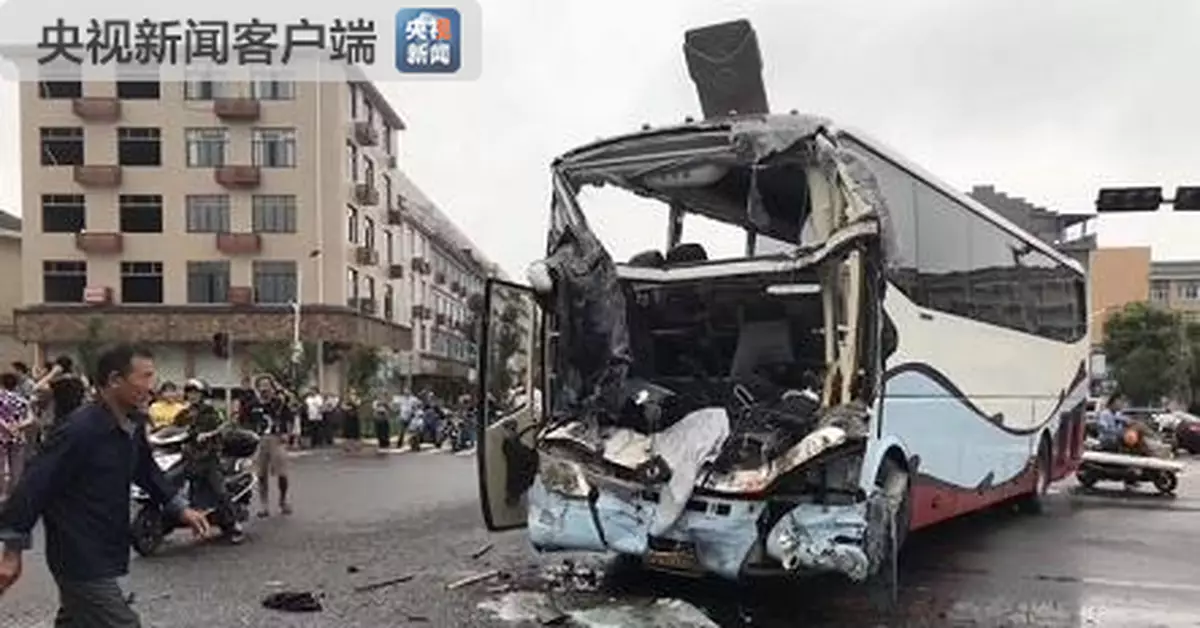 浙江台州一大巴車撞上貨車 13人送醫4人傷勢較重