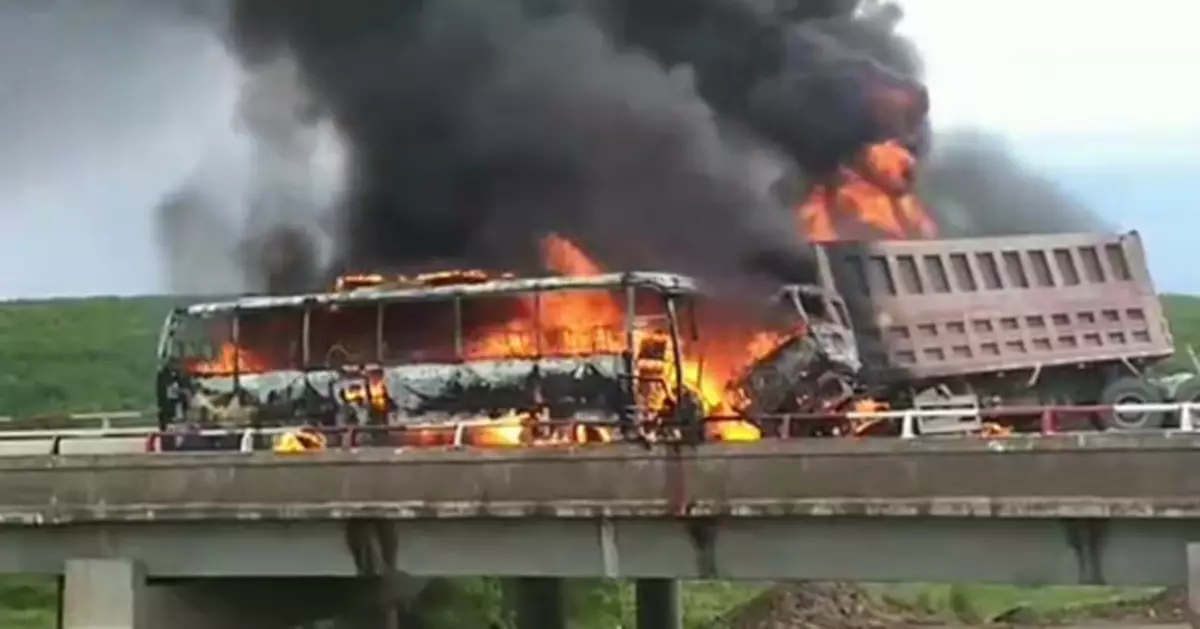 內蒙古大巴車貨車相撞起火致6死 貨車超車釀慘劇