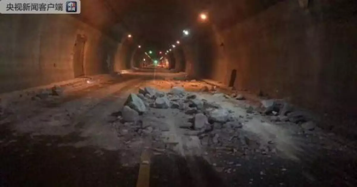 湖北一高速公路隧道發生坍塌事故 致車輛追尾碰撞