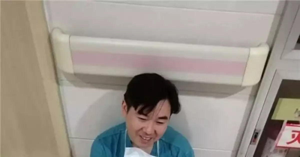 醫生連做4台手術後癱在老婆病房前:孩子正在搶救