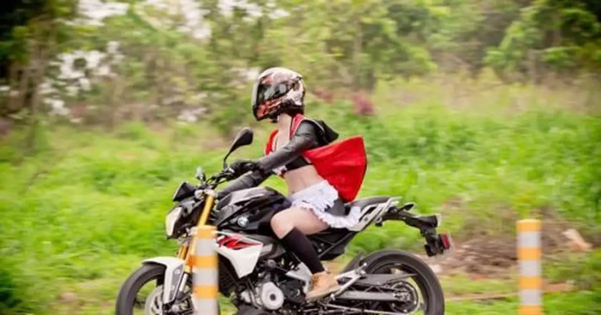 重機妹好辣！側乳呼之欲出掀暴動