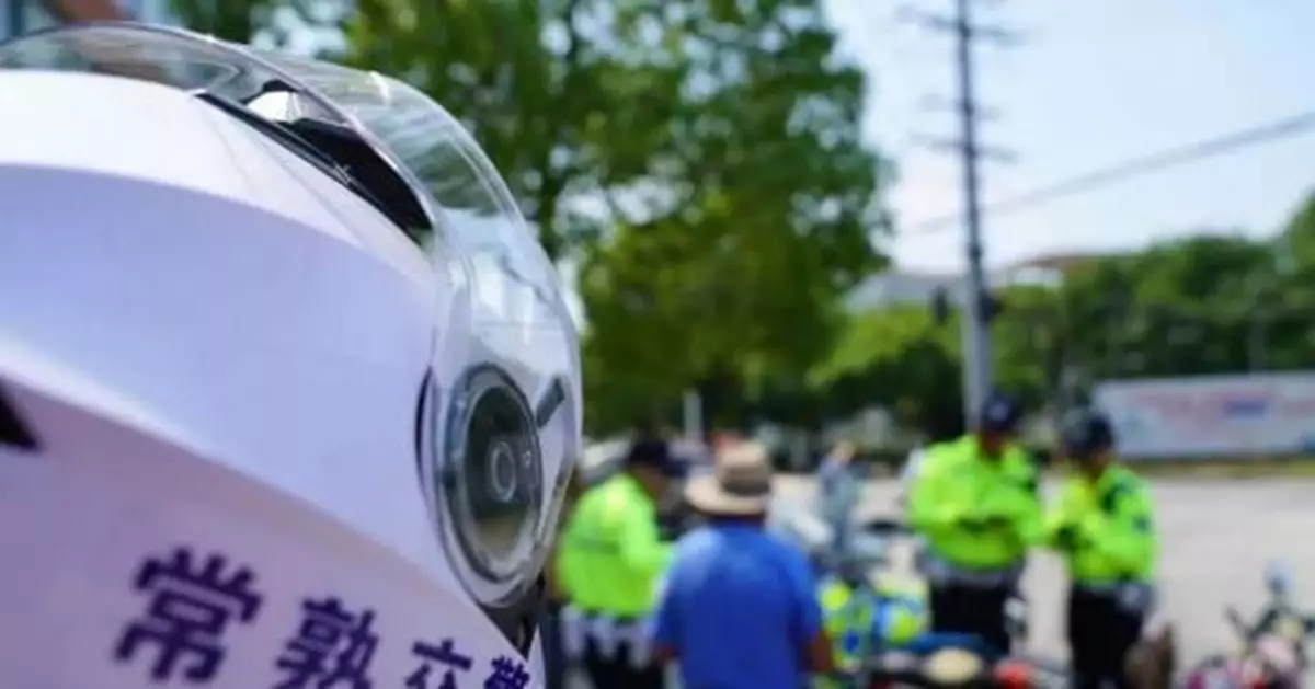 司機受罰時為交警擦汗,網友：畫面很美好,十動然罰