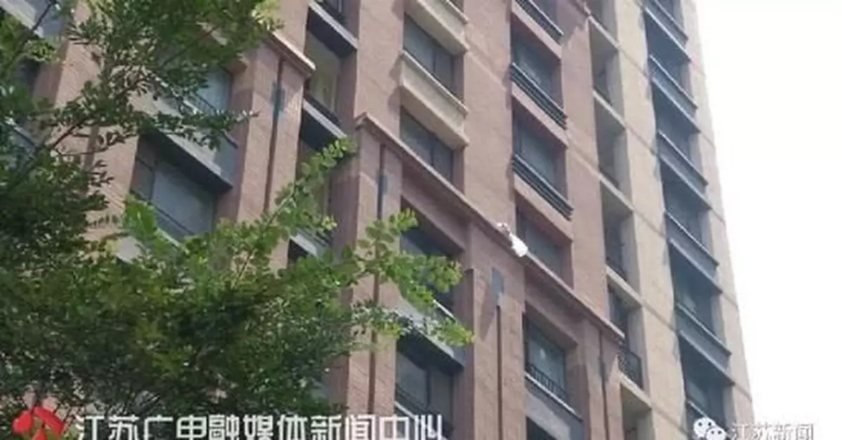 女子25樓扔外賣盒後拒絕承認 警察撥通訂單上電話