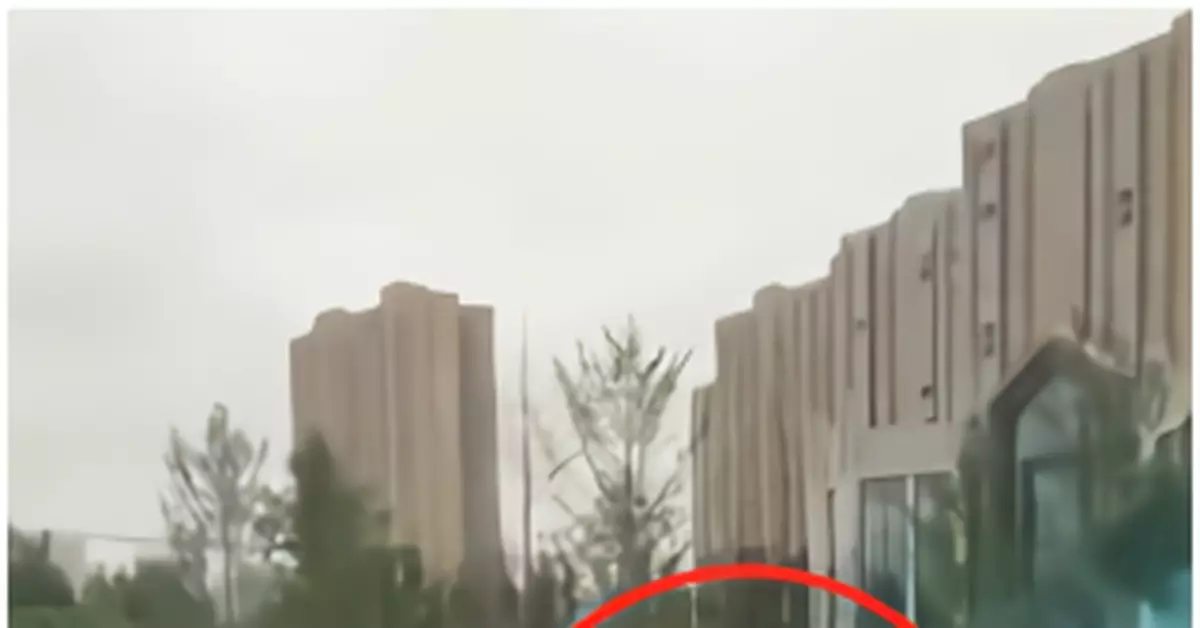 西安交警遭當街追打12拳飛踢1腳 頭盔被打落