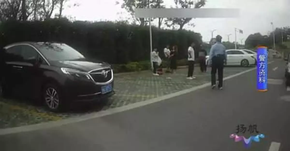 女子街頭赤腳抓著男子褲子不放 路人看後報警