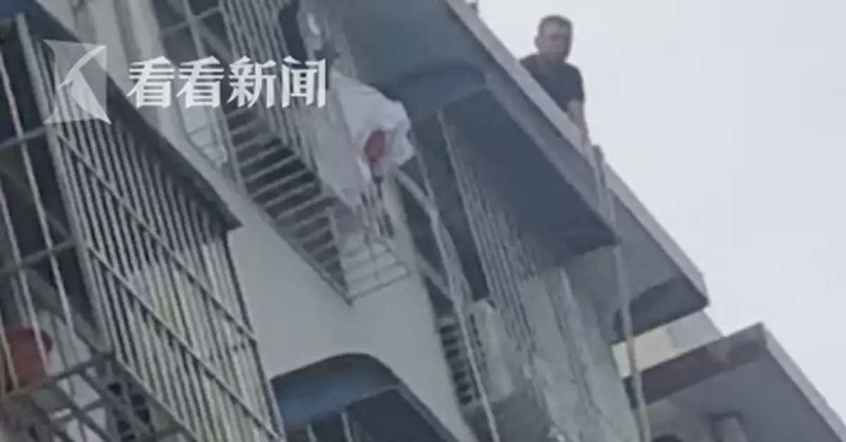 萌娃被卡5樓防護窗 救援時他的一句話逗樂全場人