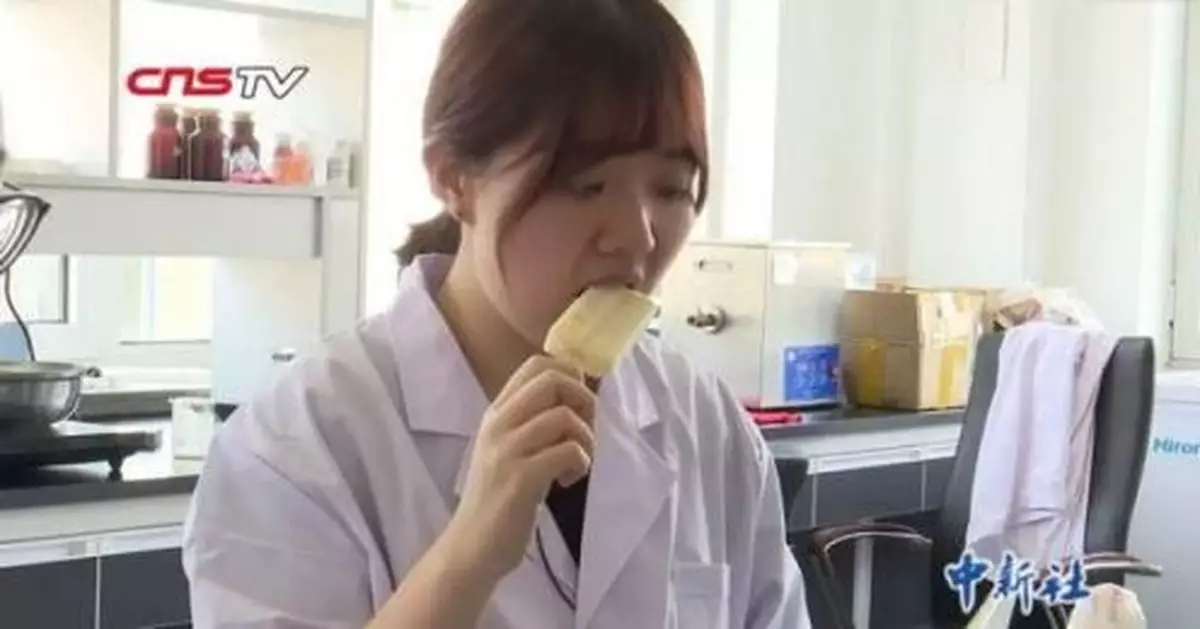 她上班就只需要一個勁兒地吃雪糕？這是什麼神仙工作