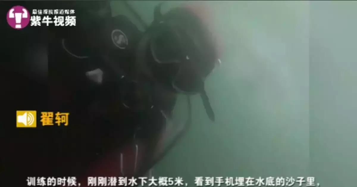 情侶手機落水3年後被陌生人撿起，結果萬萬沒想到…