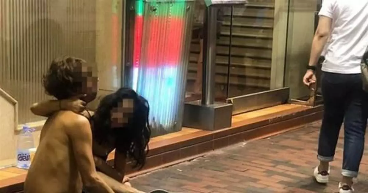 洋男喝醉撿屍？ 他褲脫一半網看傻