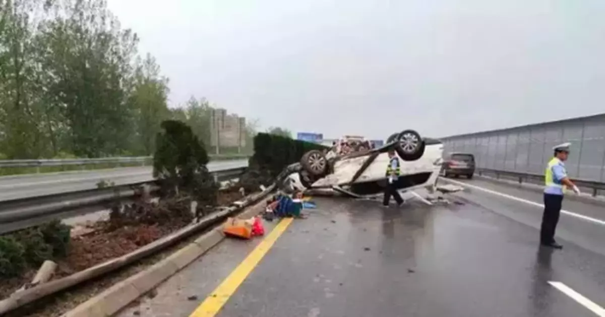 高速上「兩車相撞」一車憑空消失，咋回事？