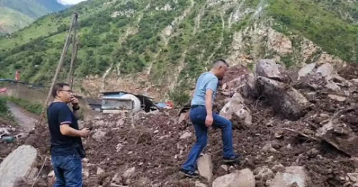 四川甘洛埃岱村山體垮塌:挖掘機進入展開挖掘清理