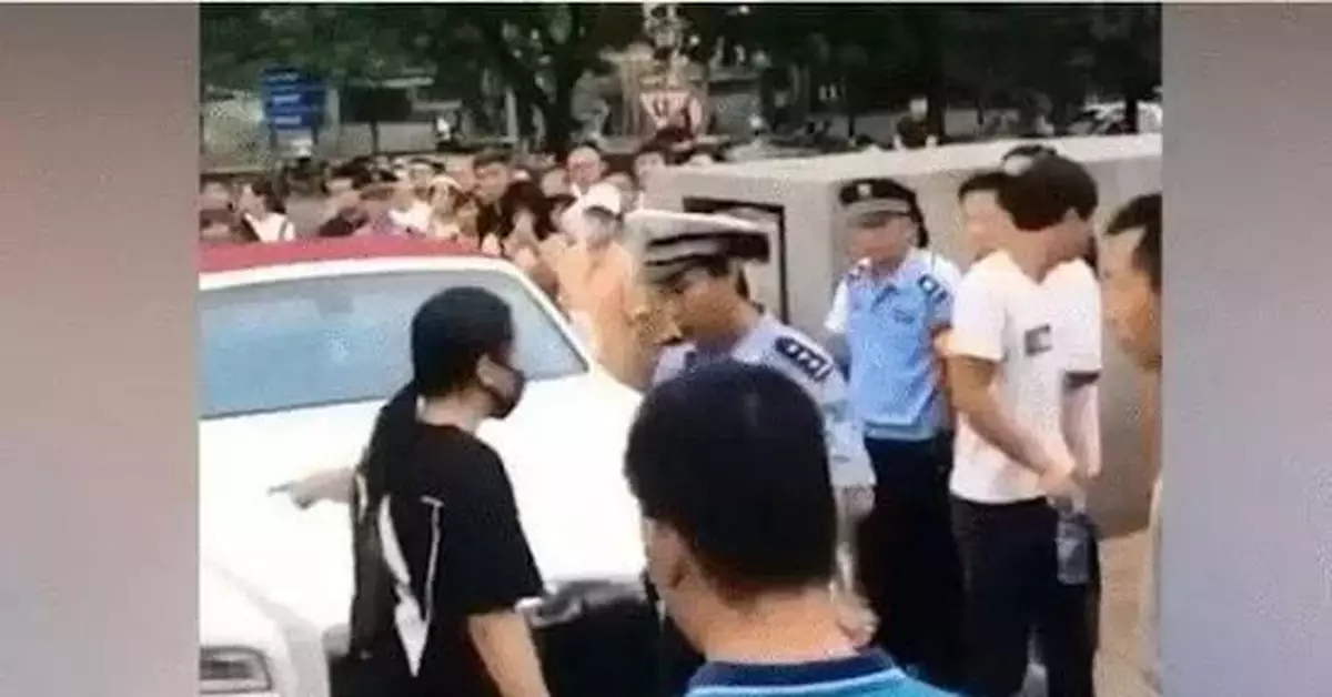 「勞斯萊斯女」被刑拘 京A88車牌系200餘萬租用