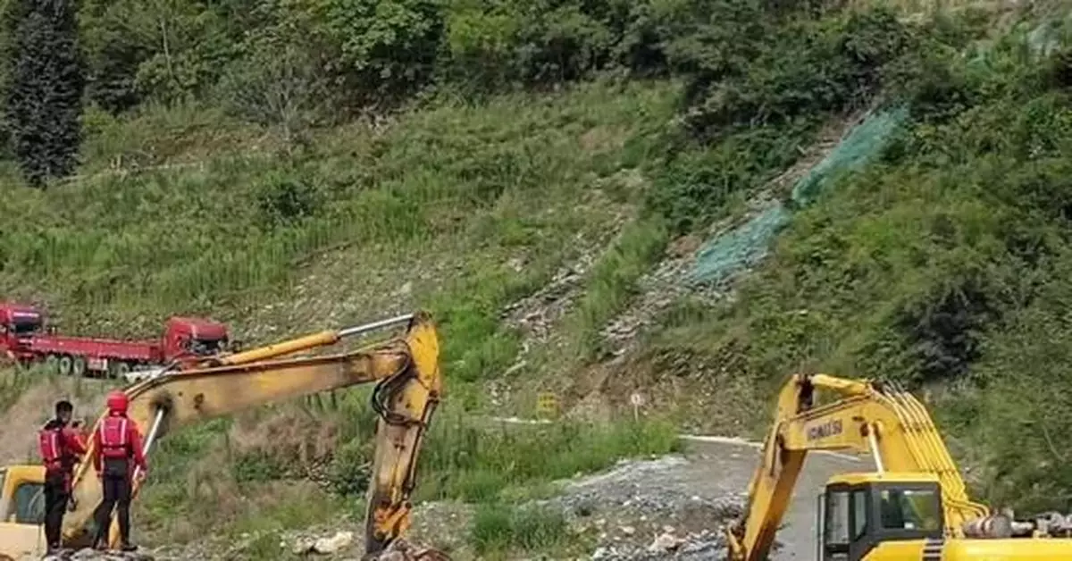 四川廣元一裝載機載人過漫水橋 5人獲救3人死亡