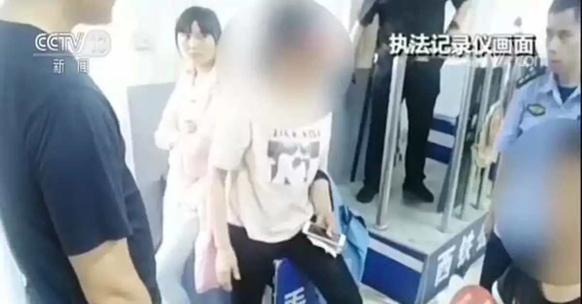 西安一女子攜刀具進站被拒 當眾撒潑被刑拘