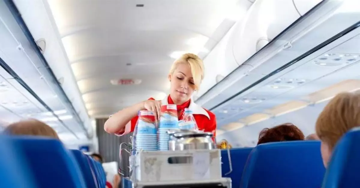 空姐在機艙做這事 乘客看傻眼了