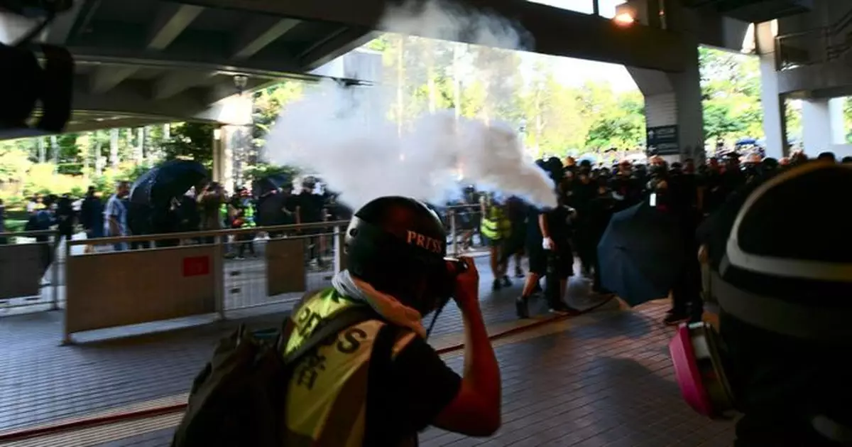 屯門站爆衝突 防暴警疑射海綿彈並制服黑衣人