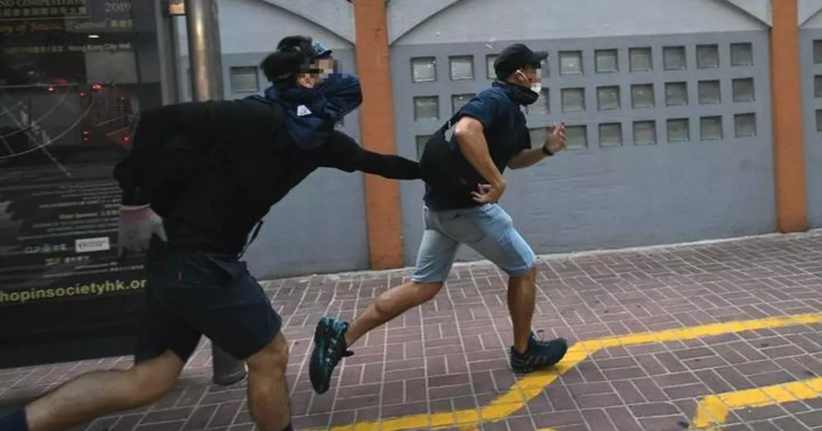 消息指有喬裝示威者警員被包圍 向天開槍示警