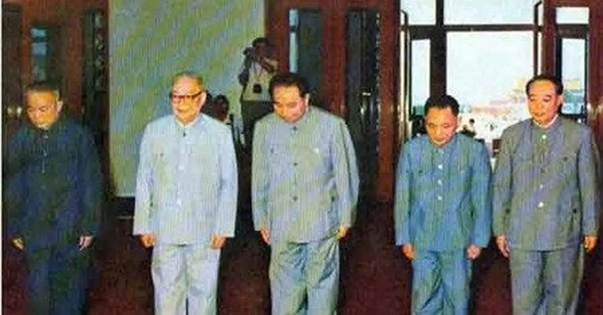 粉碎「四人幫」後華國鋒的職務為何一降再降