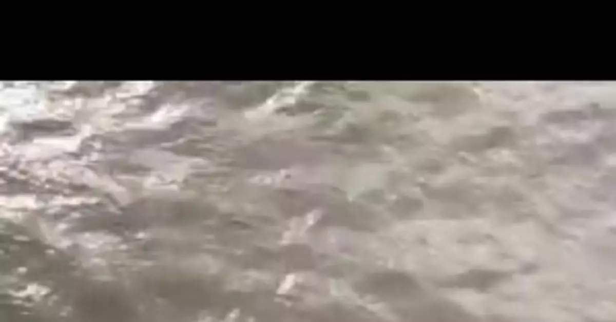 浙江一運輸船為救漁船觸礁沉沒 8人落水2人遇難