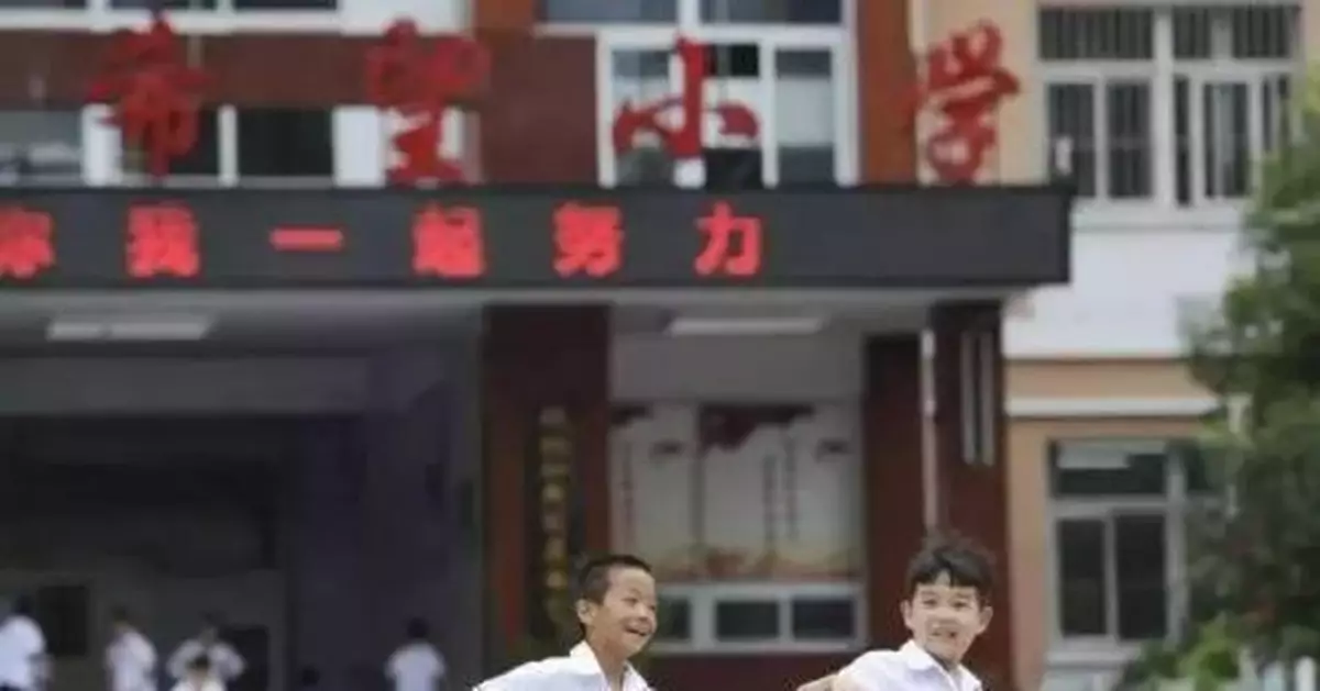 第一所希望小學開學啦!第一課老師只講了兩個字