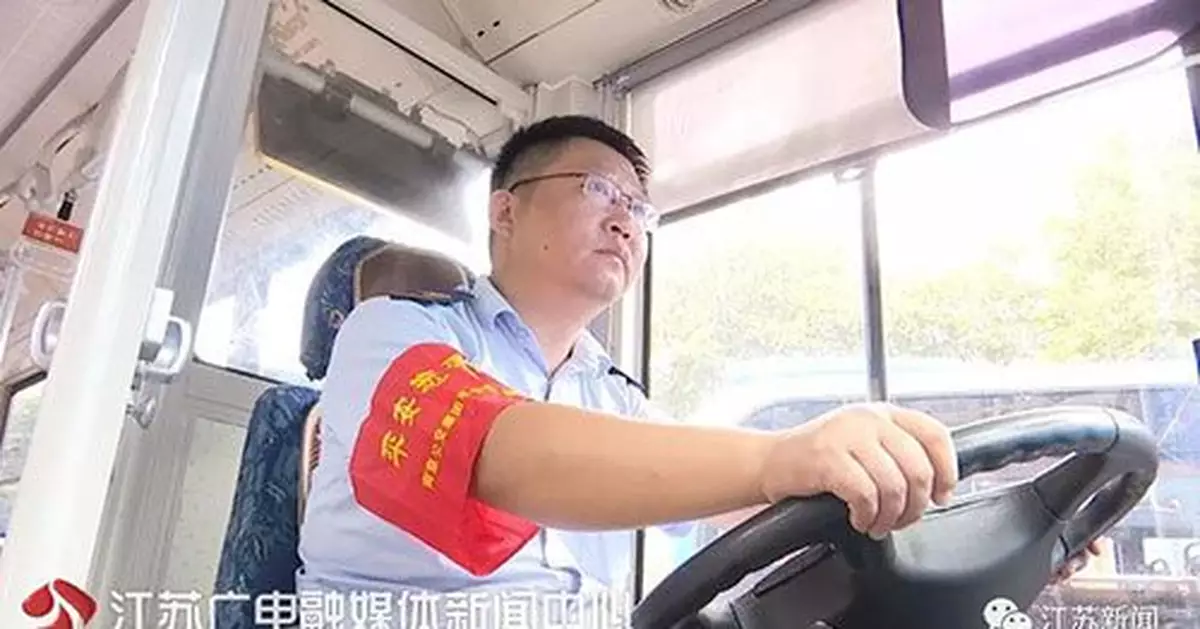 老人投100元坐公交，司機聽他說了句話後，立即報警