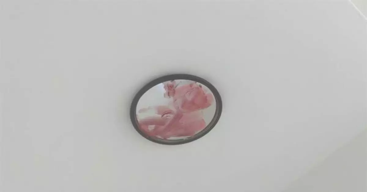 天花板藏「抹紅圓鏡」他一看嚇歪