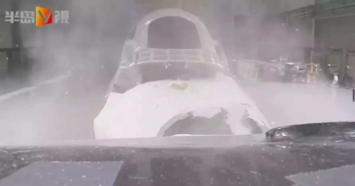 高鐵時速76公里相撞實驗：車頭炸裂但沒脫軌