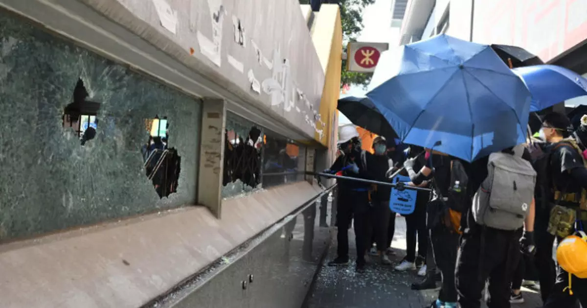 示威者打碎黃大仙站玻璃 閘門鐵鎖被破壞
