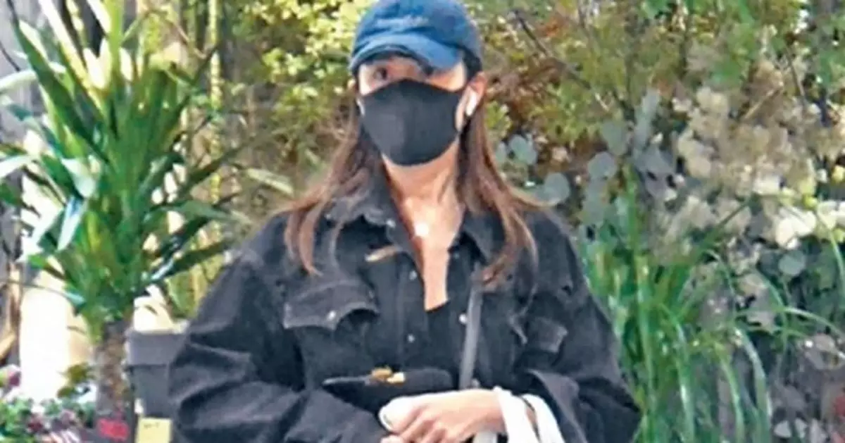 性感女神低調行超市 周秀娜狂掃乳酪keep身材