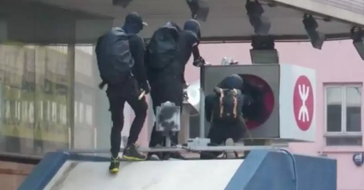 示威者油麻地站破壞出入口 向站內擲物縱火