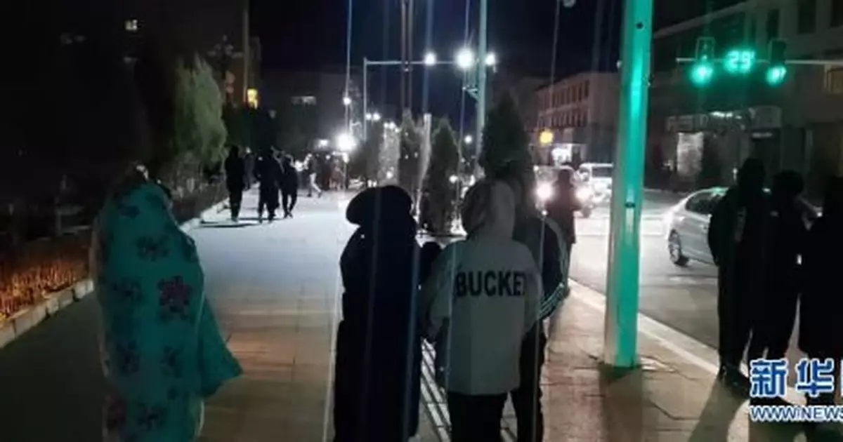 甘肅夏河發生5.7級地震 市民紛紛到街頭避險