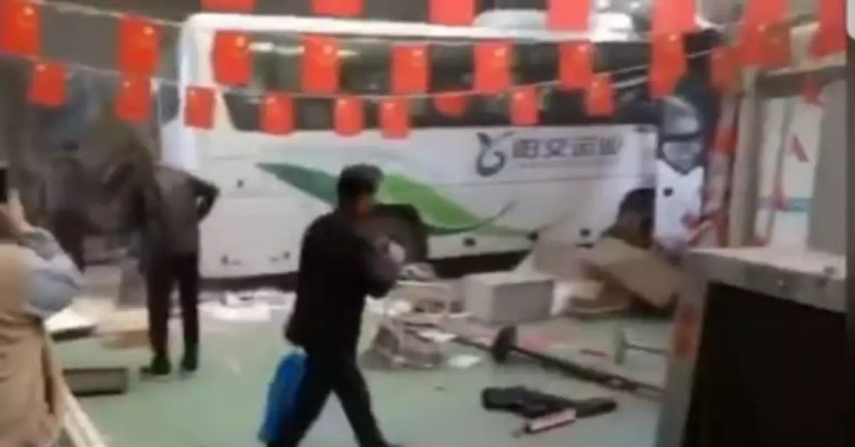 大同一大巴車失控衝進候車室，致2死1傷