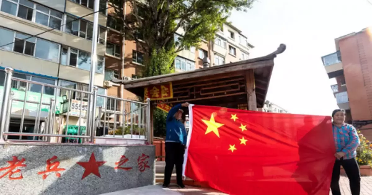 70旬夫妻每天升國旗：堅持了14年攢了15面國旗