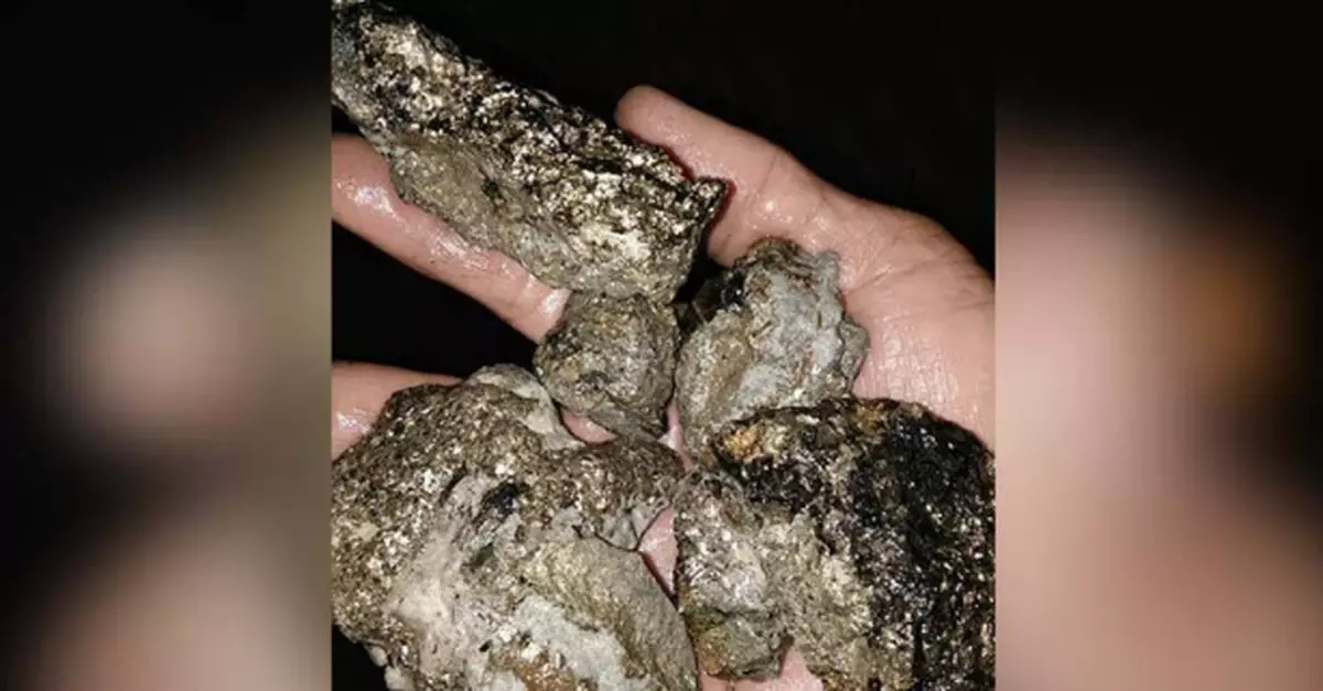 泰國修路工地現「黃金石」 上百村民前去搜尋