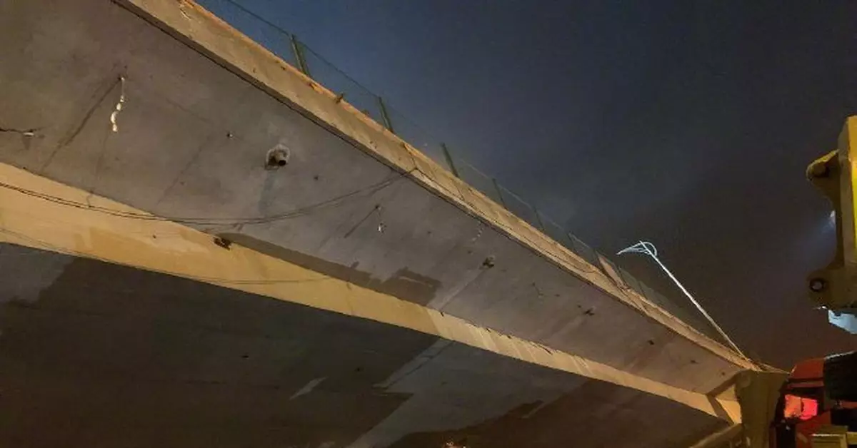 無錫高架垮塌 起吊側翻橋體至少需8輛500噸吊車