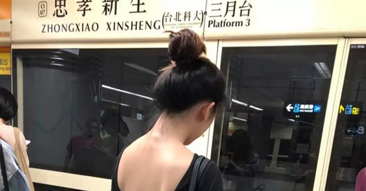正妹辣曬白皙美背 邪惡扣環掀暴動
