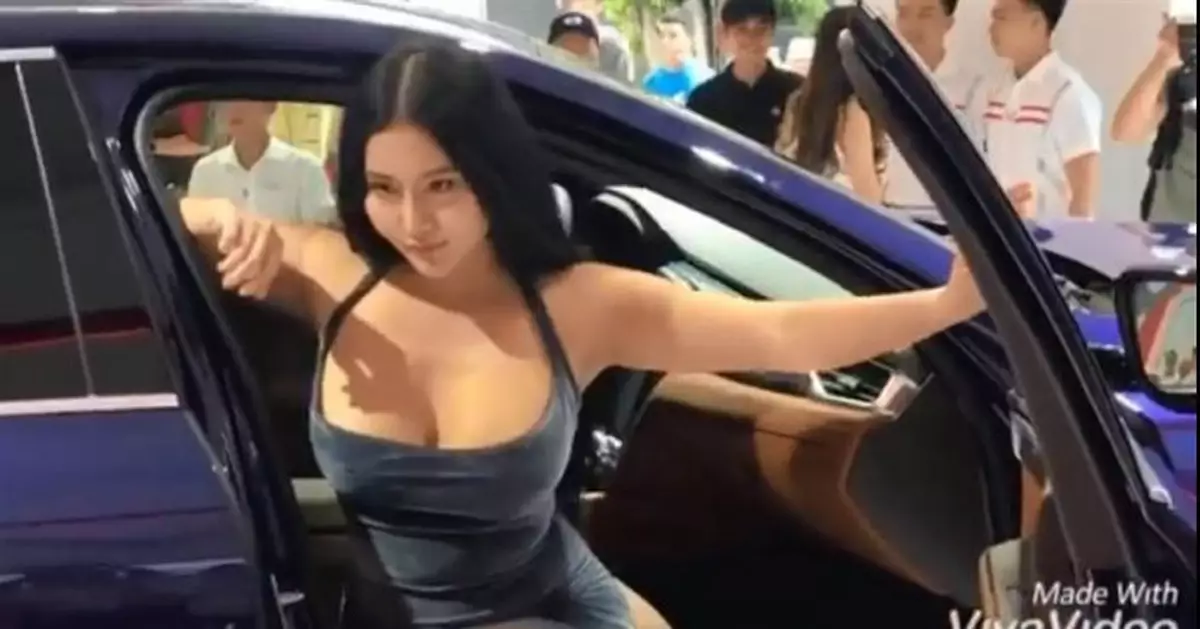 太大了 車模2顆前燈藏不住 連肉帶籽迸出