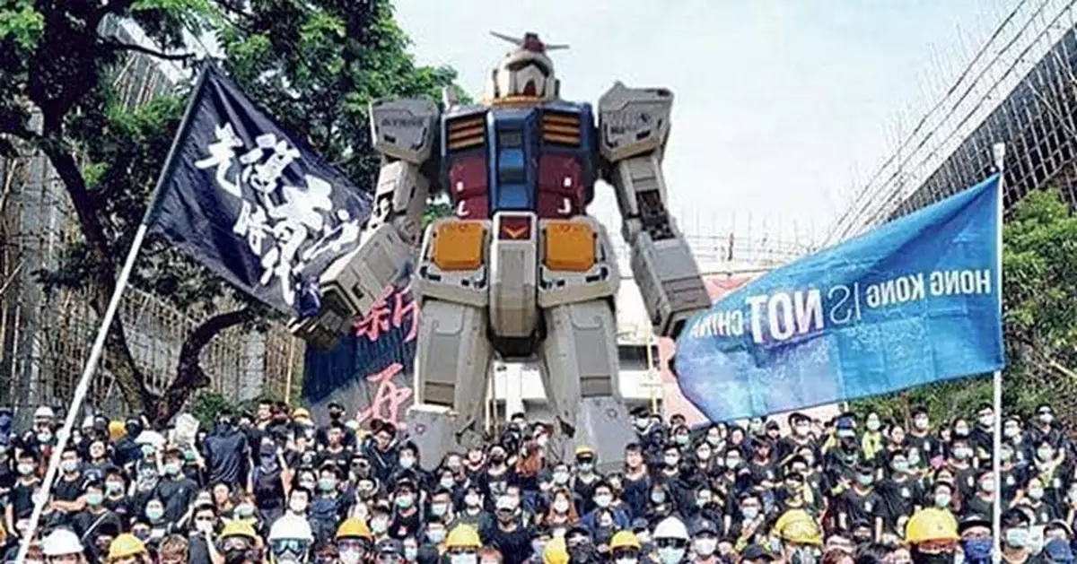 網民惡搞中大「武器庫」 學生成功製造高達堵路　