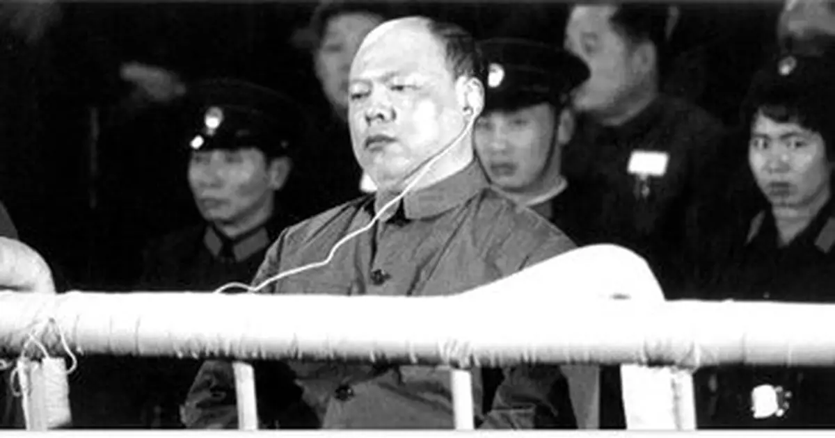 姚文元被捕後透露：毛主席遺體前不正常的合影