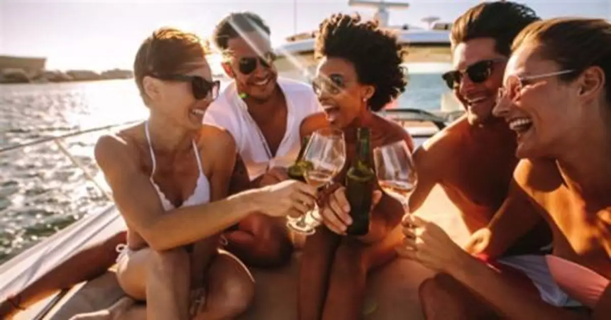 極樂之旅日換金絲貓陪玩 曝照網嗨翻