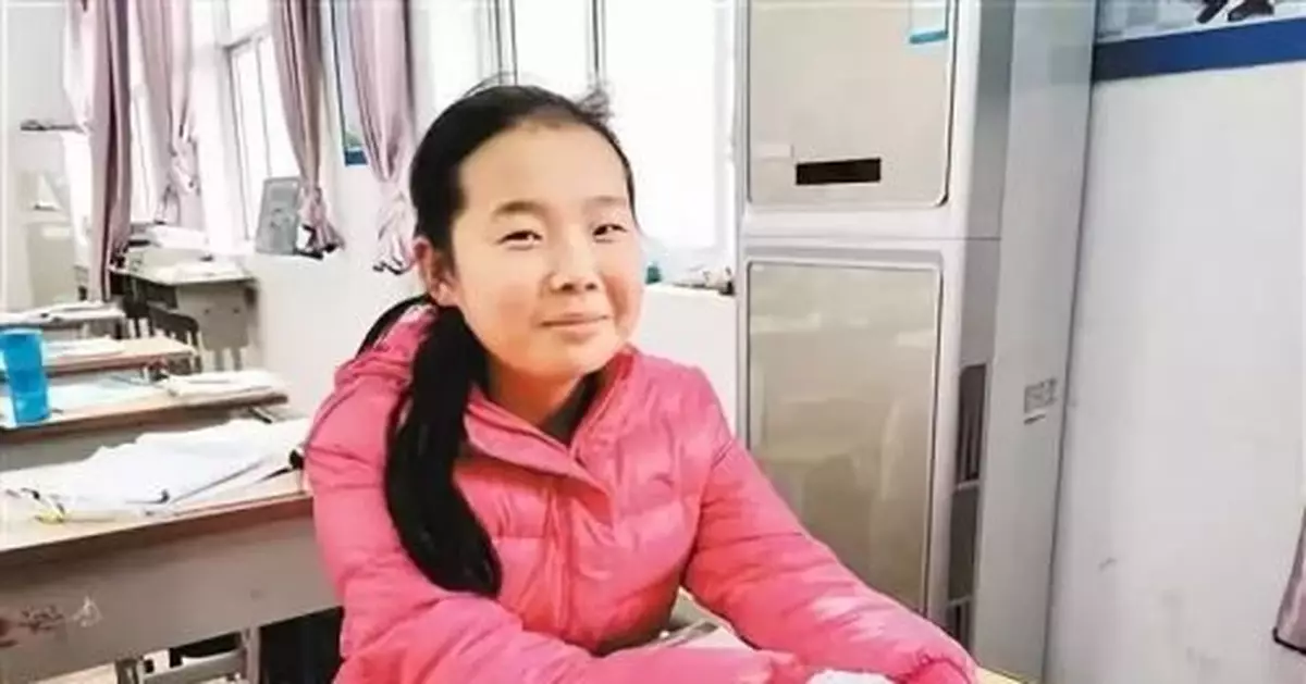 倆女孩上學途中做了件「小事」，「驚動」了全校……