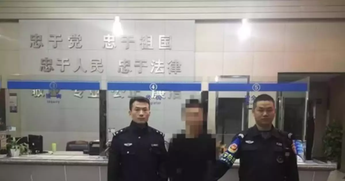 男子酒吧內看見漂亮姑娘就往上靠 還拿著神秘儀器