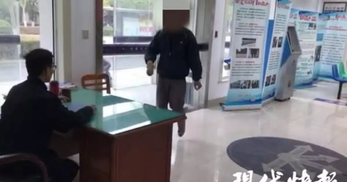 老伯捏著一枚炮彈走進派出所,「怕啥我剛還扔過呢!」