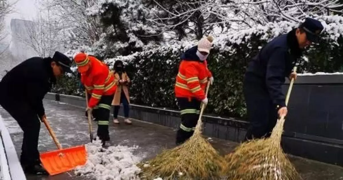 北京城管啟動掃雪鏟冰應急預案