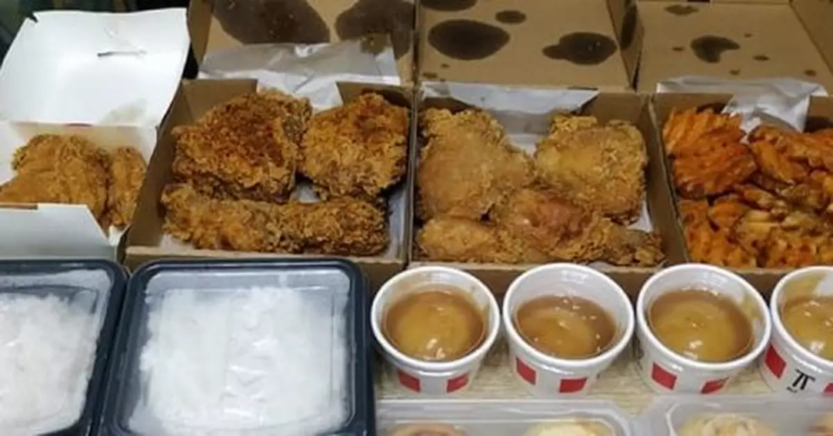 疑遇外賣大整蠱  KFC員工硬食：玩食物是小學雞