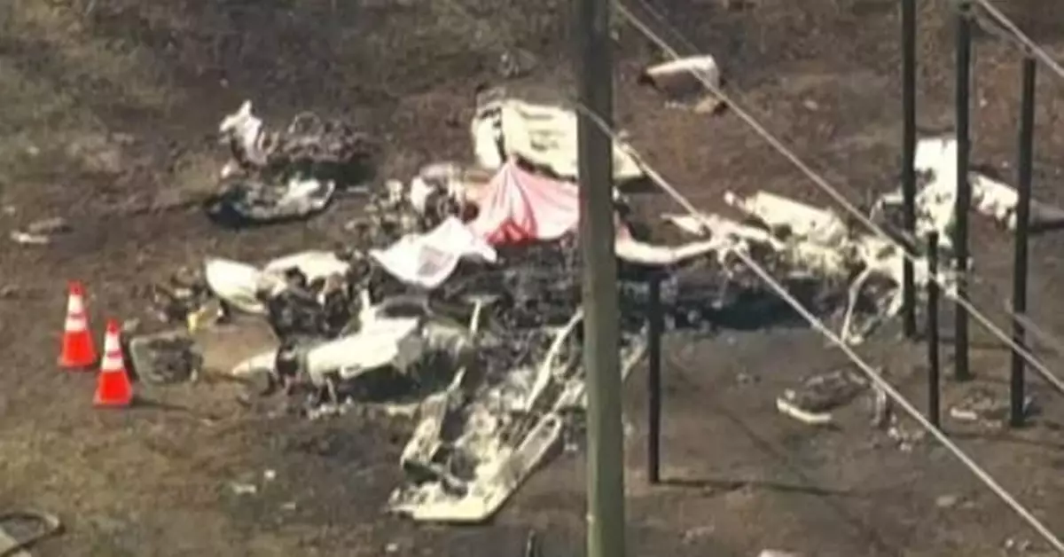 驚魂一刻！美國公路上突發飛機撞汽車事故 致2死